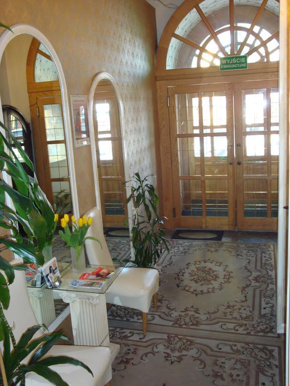 Hotel Bristol Tarnow Bagian luar foto