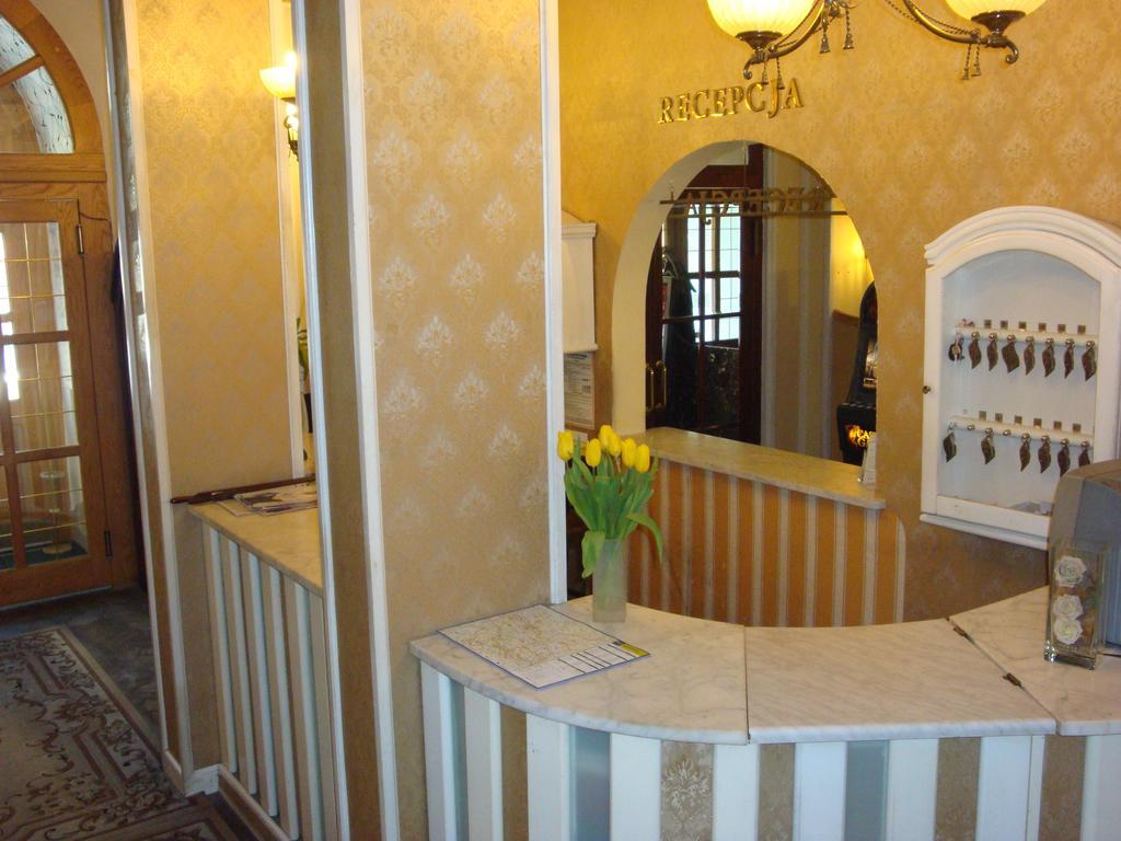 Hotel Bristol Tarnow Bagian luar foto