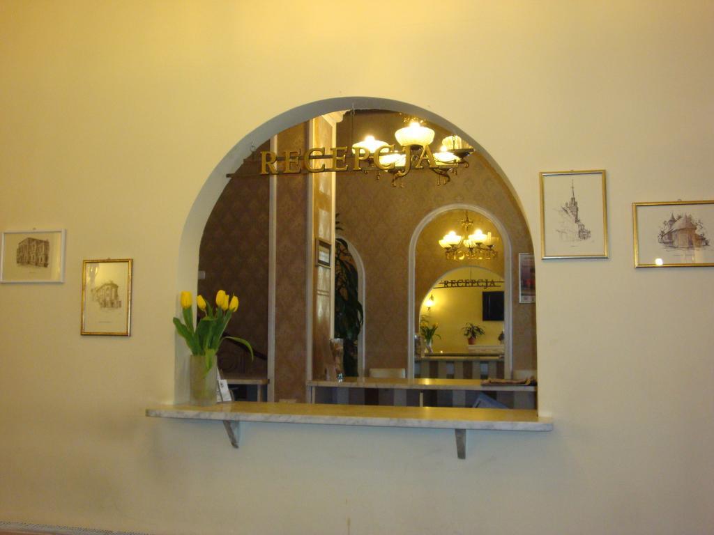 Hotel Bristol Tarnow Bagian luar foto