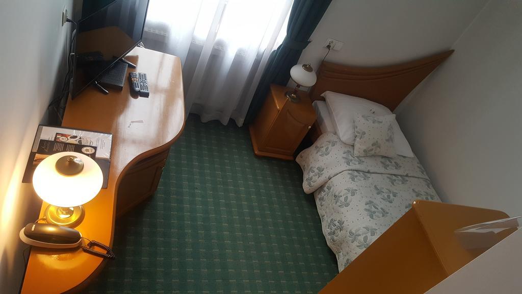 Hotel Bristol Tarnow Bagian luar foto