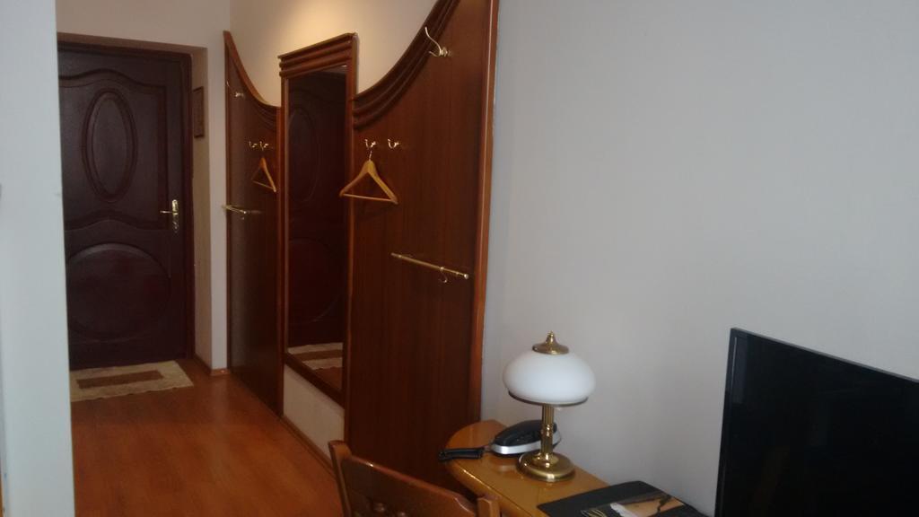 Hotel Bristol Tarnow Bagian luar foto