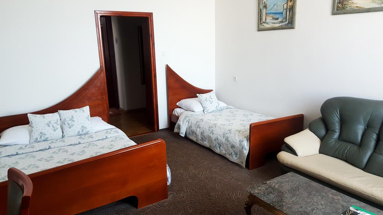 Hotel Bristol Tarnow Bagian luar foto