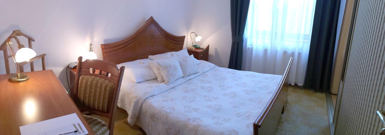 Hotel Bristol Tarnow Bagian luar foto